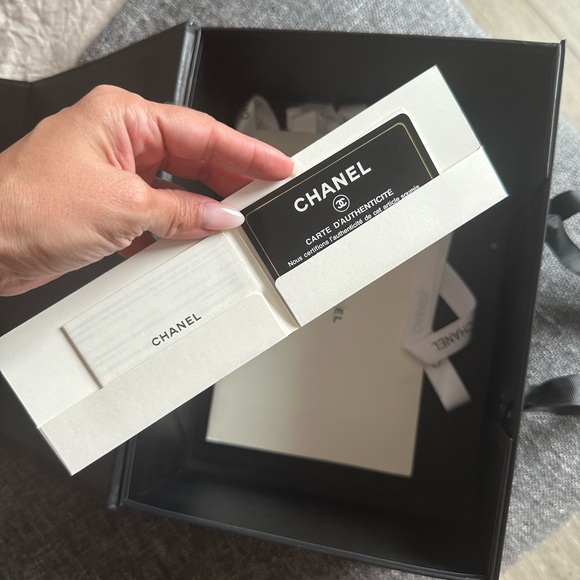 Black purse with box, dust bag, all cards and ribbon. - Picture 12 of 16